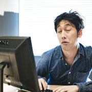 パソコンを長時間使うと頭痛や眼痛がする